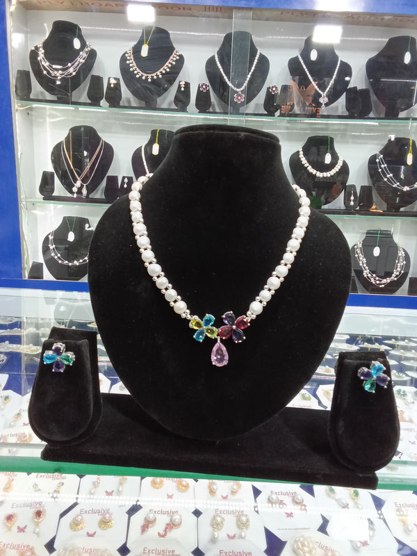 Buttom Pearls Necklace with Ad Stone Pendent